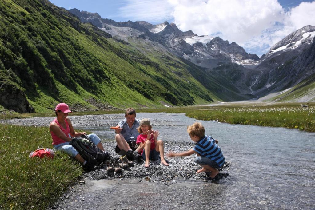 Familienhotel Alpina Брайль-Бригельс Экстерьер фото